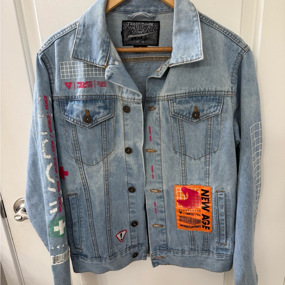 Trademark Brooklyn Cloth Unisex New Age Graphic Light Wash Jean Jacket Sz Small